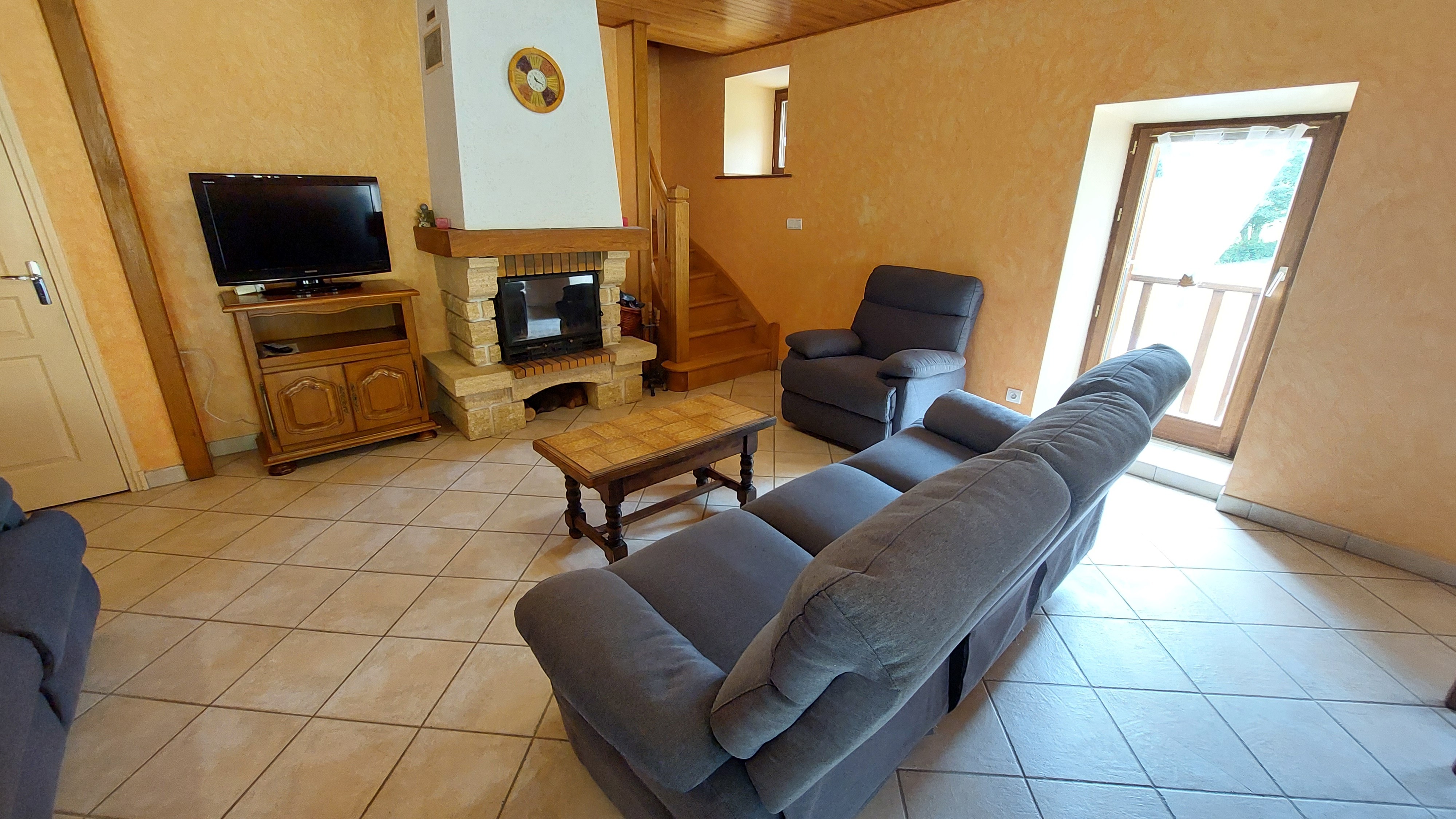 salon-gite-laveissiere-TV-WiFi