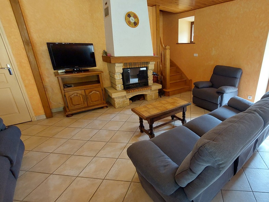 salon-gite-laveissiere-TV-WiFi