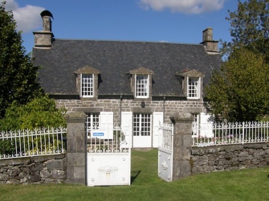 Stone house of character in the Cantal with garden and open views