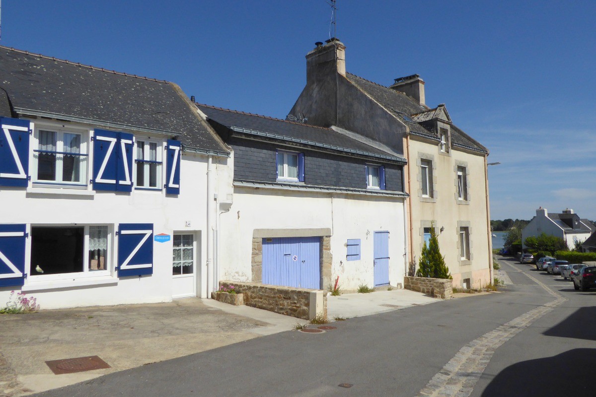 Façade maison à 150 m de la mer (au fond)