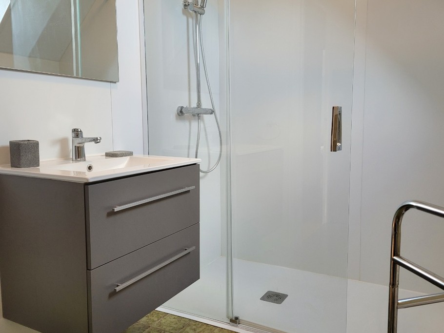 Le Coz, location, Pointe de la Tour, Plouha, Clévacances, la salle d'eau de l'étage avec douche et WC