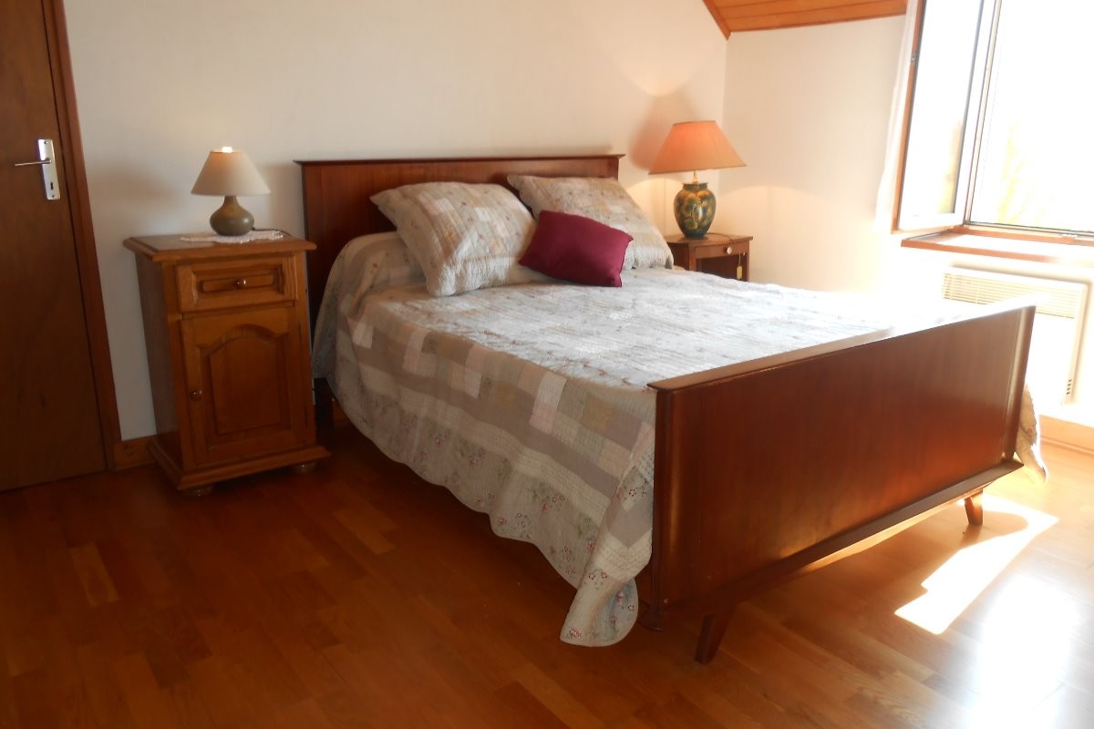 chambre à l'étage - lit de 140 - avec placard