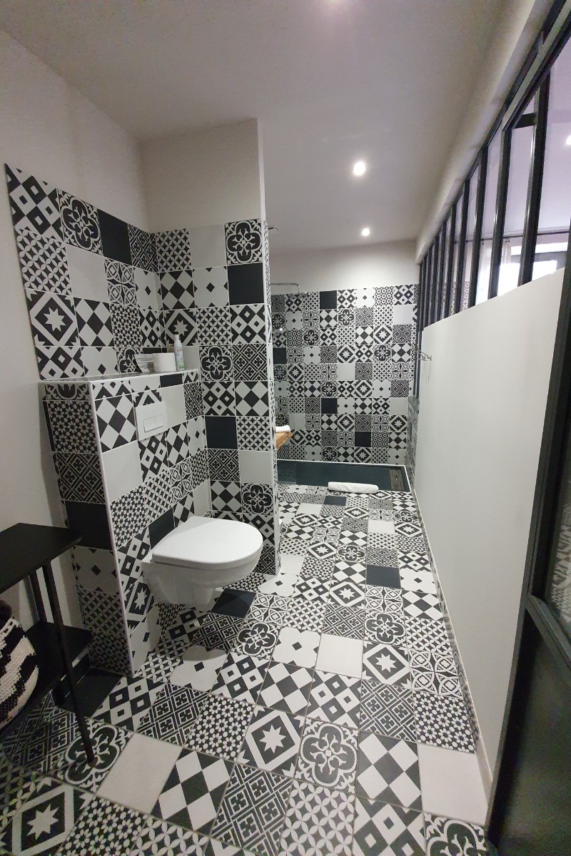 Chambre Côté terrasse, la salle d'eau privative accessible pmr