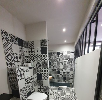 Chambre Côté terrasse, la salle d'eau privative accessible pmr