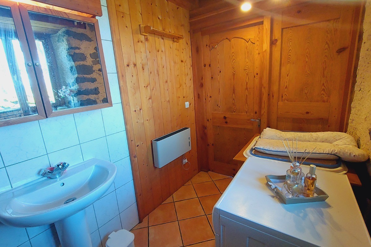 salle d'eau RDC avec table à langer