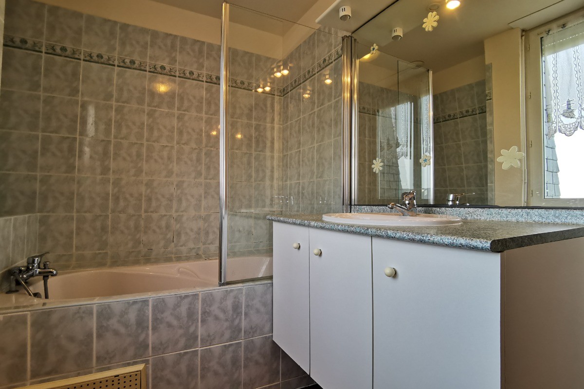 Etage: Salle de bain avec WC