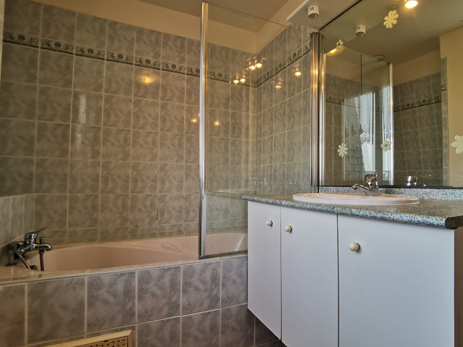Etage: Salle de bain avec WC