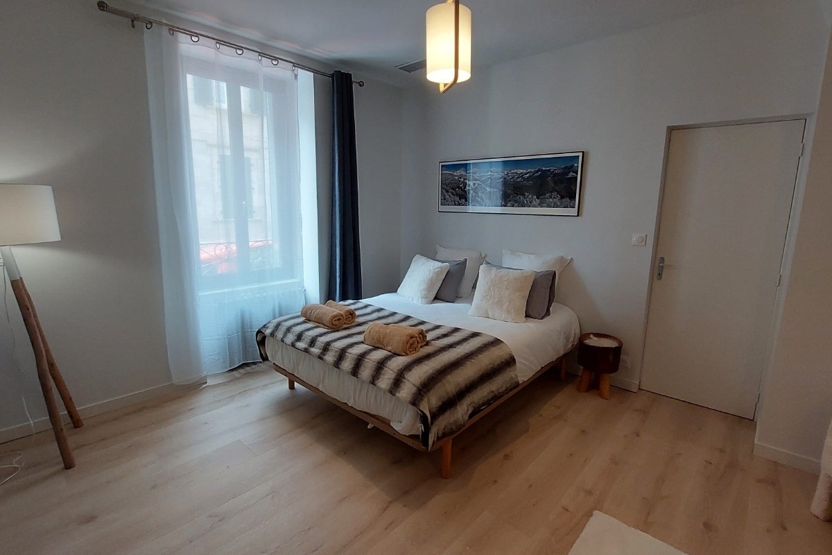 Chambre avec literie confortable, ambiance douce et apaisante