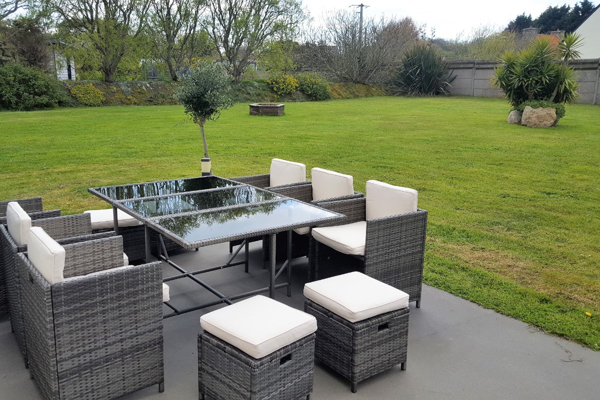Location Clévacances à Tredrez Locquémeau, villa pour 6 avec SPA privé - salon de jardin extérieur - jardin privé pour les voyageurs