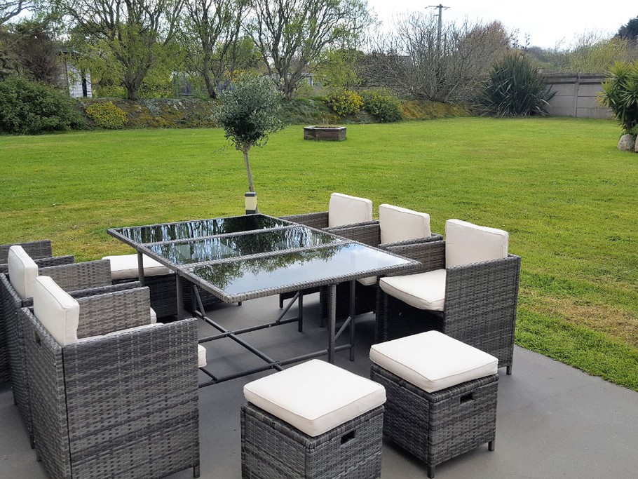 Location Clévacances à Tredrez Locquémeau, villa pour 6 avec SPA privé - salon de jardin extérieur - jardin privé pour les voyageurs
