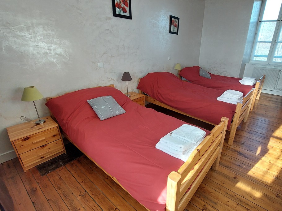 Chambre confortable pour adultes dans gîte familial Auvergne