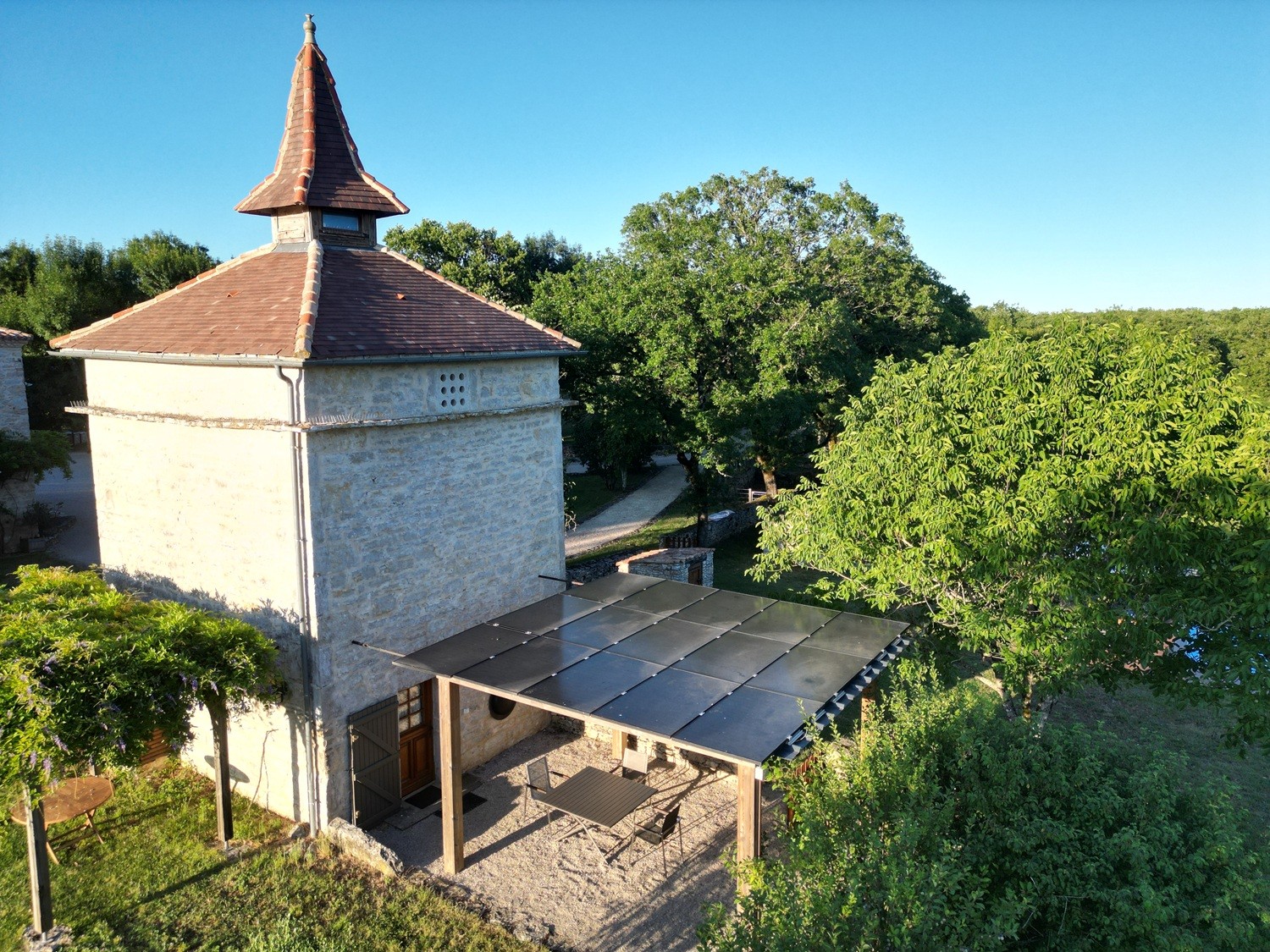 Pigeonnier et sa terrasse