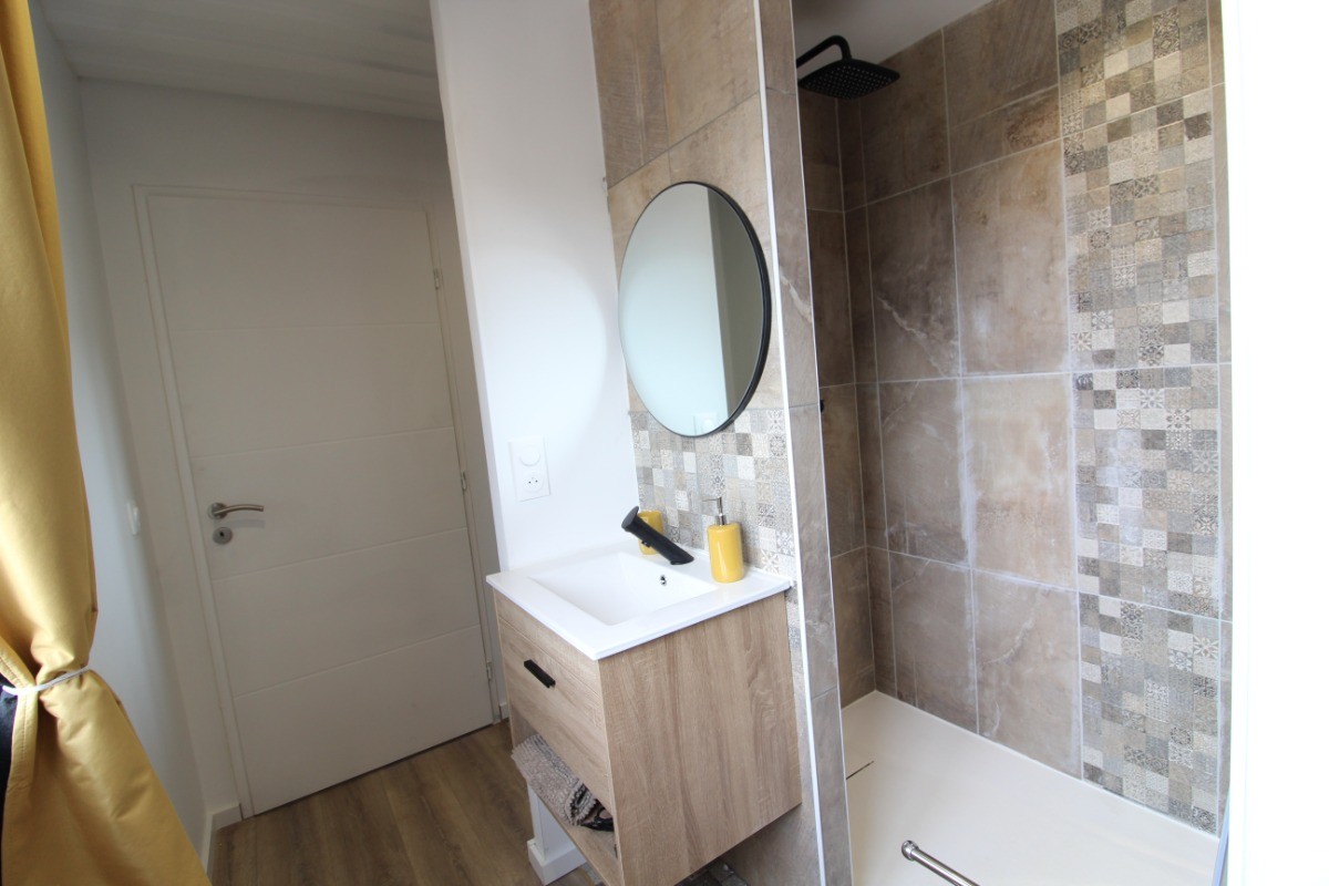 Salle d'eau et sa douche ouverte sur chambre - Gîte Timéo Container Maritime à Bains-les-Bains