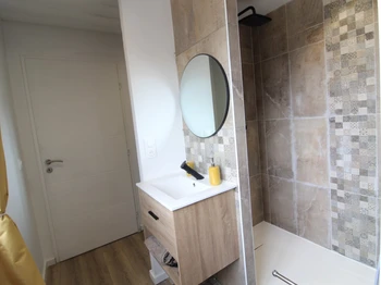 Salle d'eau et sa douche ouverte sur chambre - Gîte Timéo Container Maritime à Bains-les-Bains