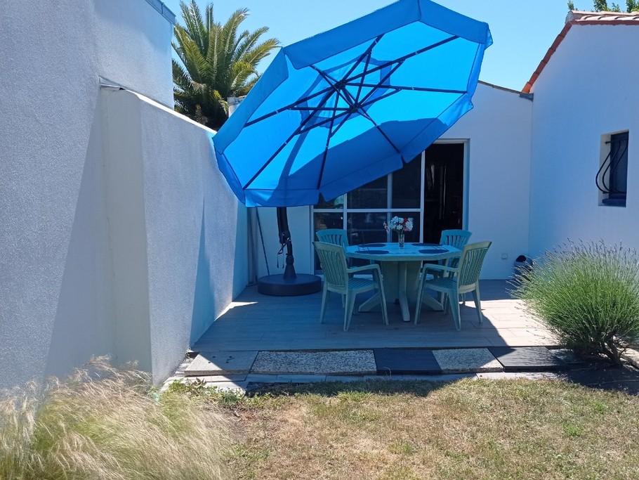 terrasse protégée du soleil de La Vague Océane Oléronaise près de la plage pour 6 personnes en Charente maritime