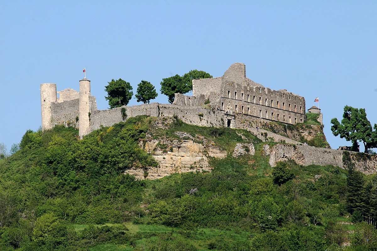 Gîte les volets bleus : West side of the château