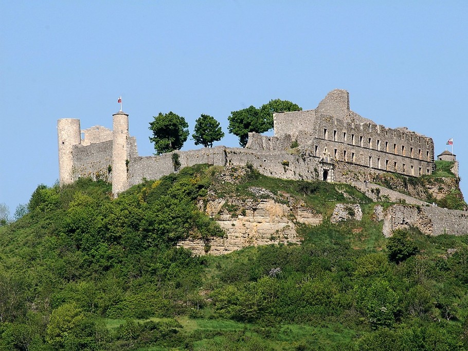 Gîte les volets bleus : West side of the château
