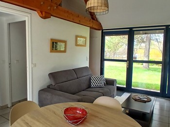 Etang de Farges, Saint Germain près Herment, Chalet Bleu - Pièce de vie avec cuisine, salon/salle à manger, cheminée et canapé convertible