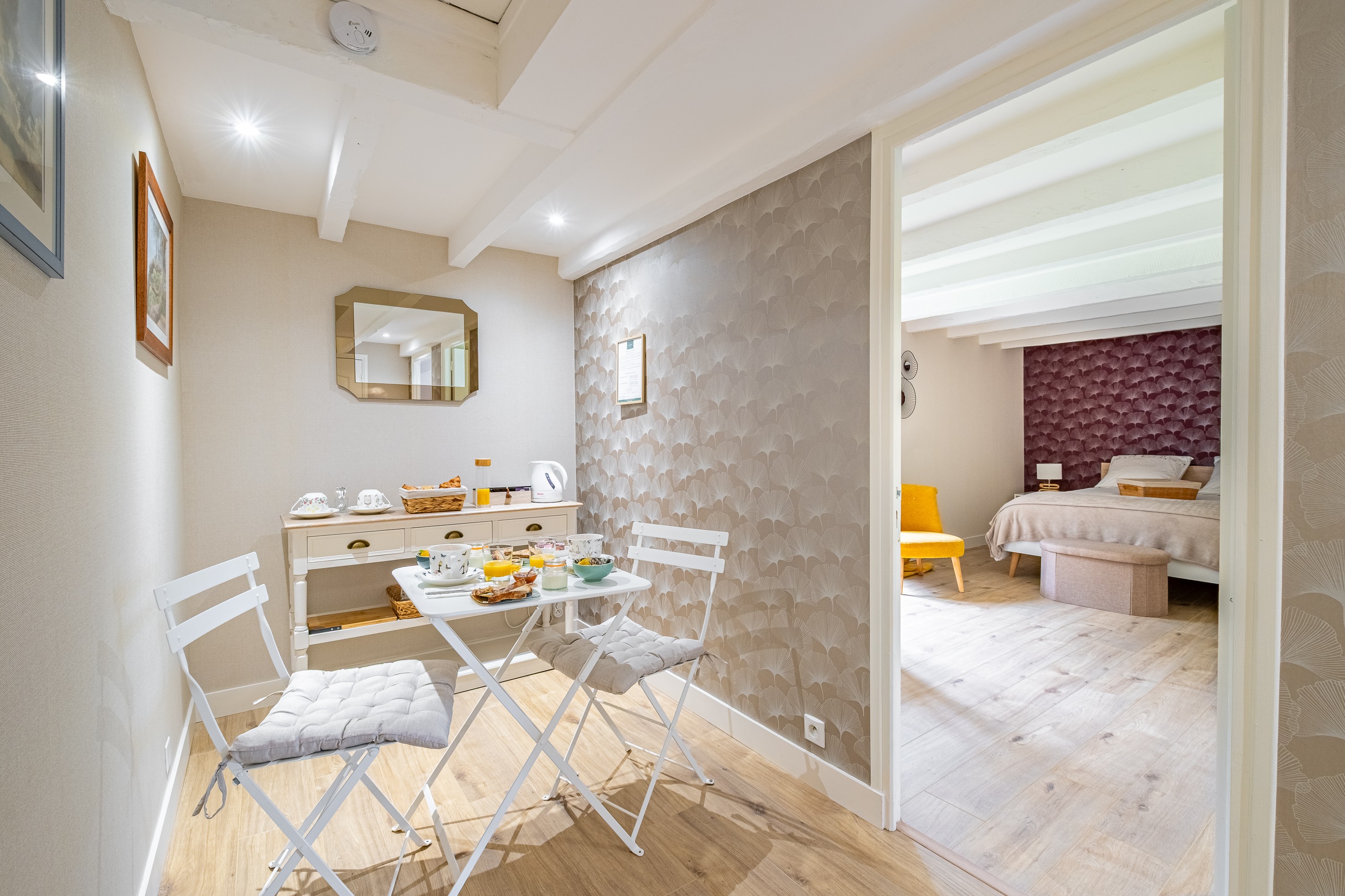 Salle de petit-déjeuner attenante à la chambre et tisanerie à votre disposition pendant votre séjour.