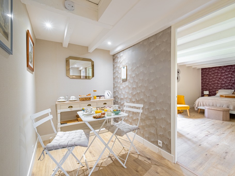 Salle de petit-déjeuner attenante à la chambre et tisanerie à votre disposition pendant votre séjour.