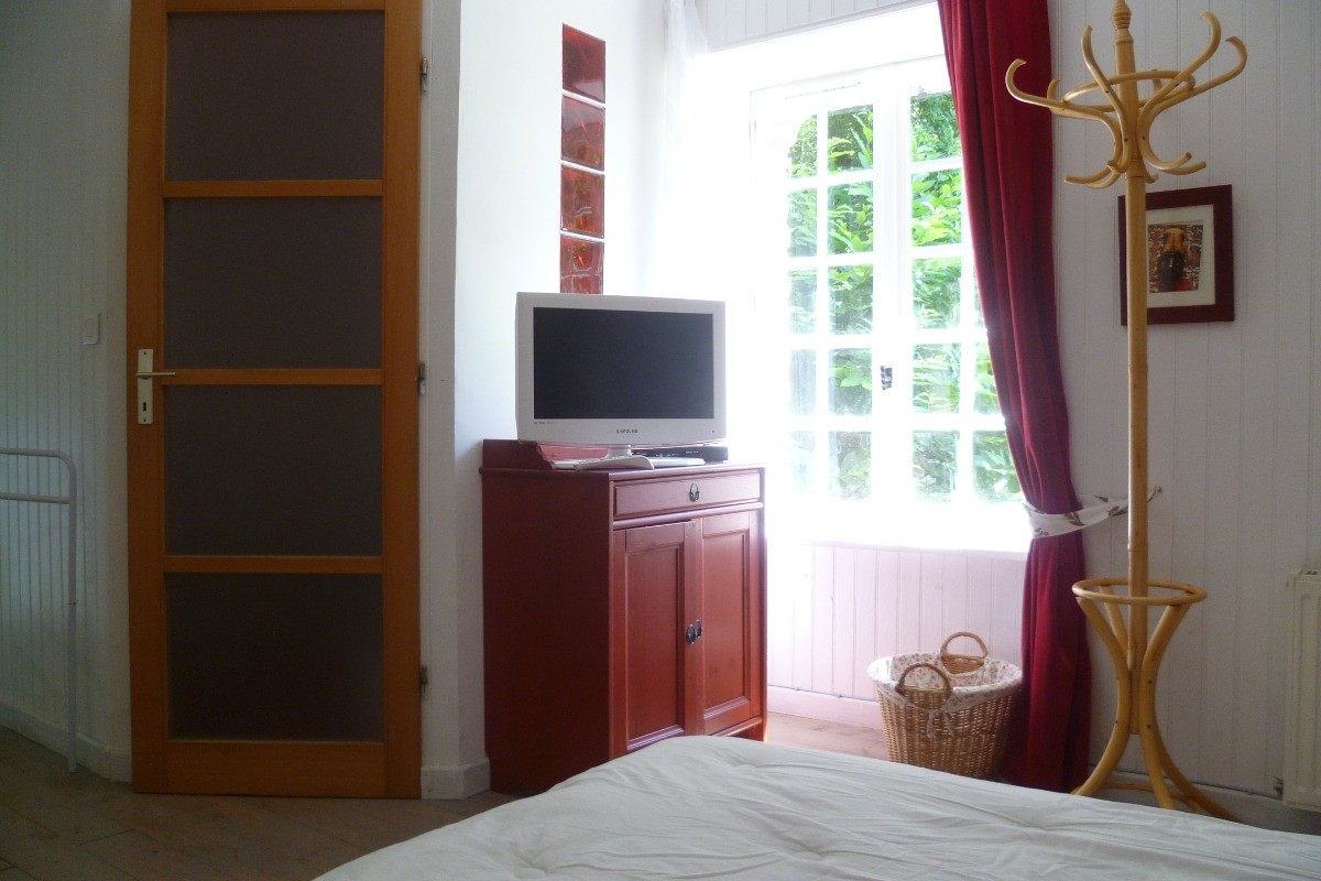studio avec TV,  internet Wifi, draps et ligne de toilette fournis, lits faits