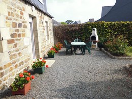 salon de jardin et barbecue