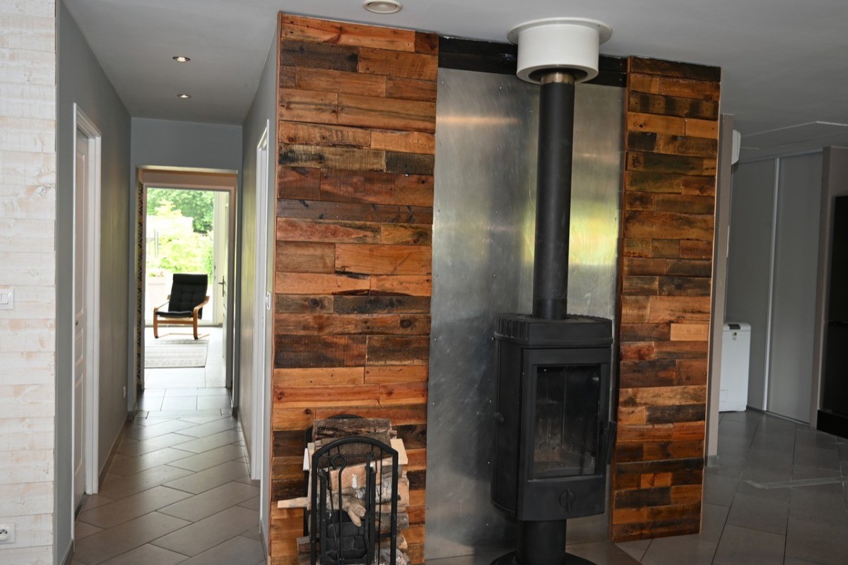 Poêle à bois - Maison moderne et confortable ©JLouis Mallaisé