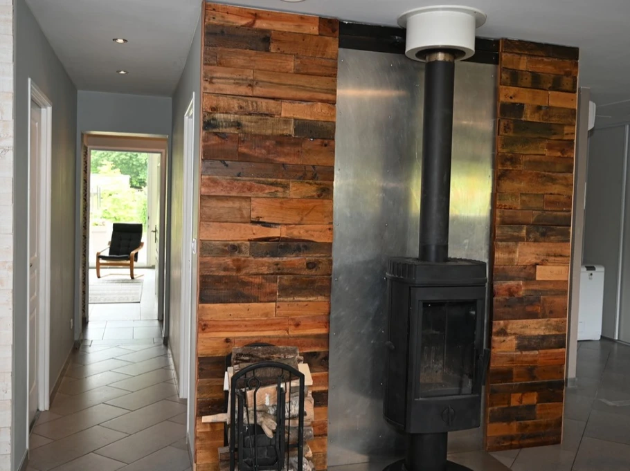 Poêle à bois - Maison moderne et confortable ©JLouis Mallaisé