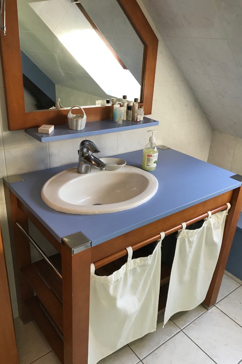 Séjour en gîte avec piscine, pour 12 personnes, avec piscine privée couverte en Creuse salle d'eau avec wc - 1er étage