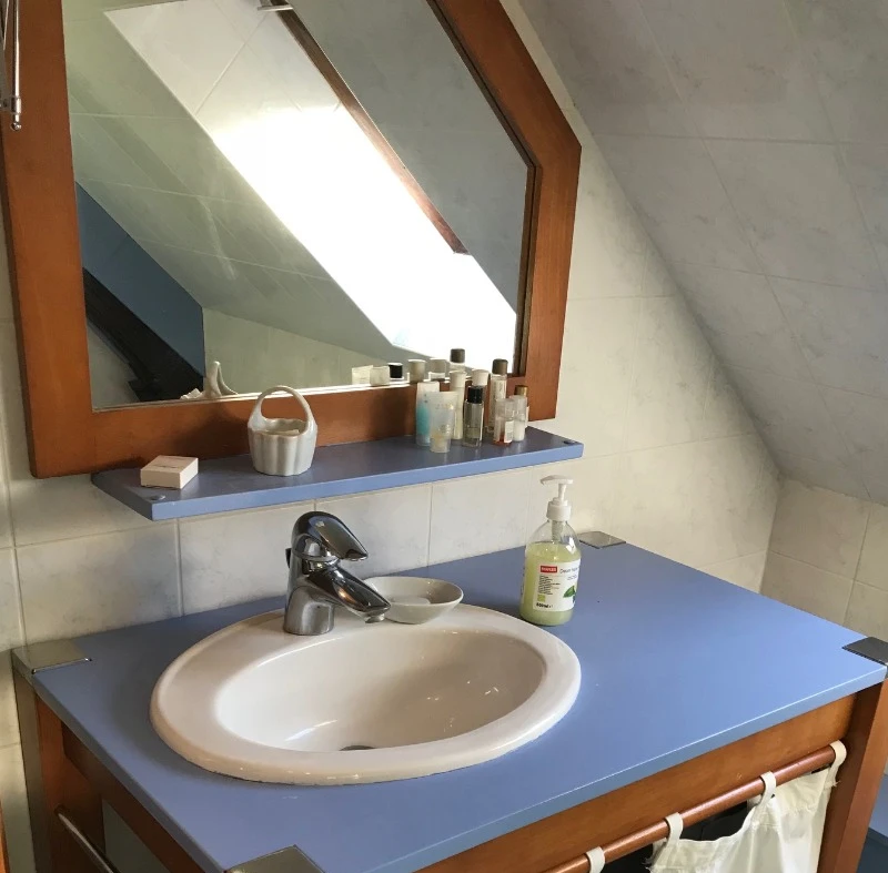 Séjour en gîte avec piscine, pour 12 personnes, avec piscine privée couverte en Creuse salle d'eau avec wc - 1er étage