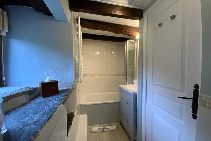 Salle de bain avec douche et baignoire