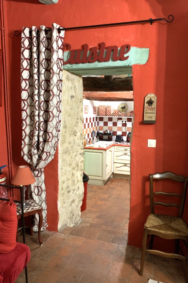 A gauche du séjour, entrée de la cuisine indépendante et parfaitement fonctionnelle, très bien équipée pour la préparation de repas pour 8 personnes.