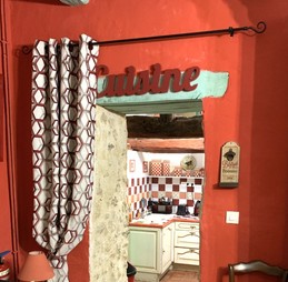 A gauche du séjour, entrée de la cuisine indépendante et parfaitement fonctionnelle, très bien équipée pour la préparation de repas pour 8 personnes.