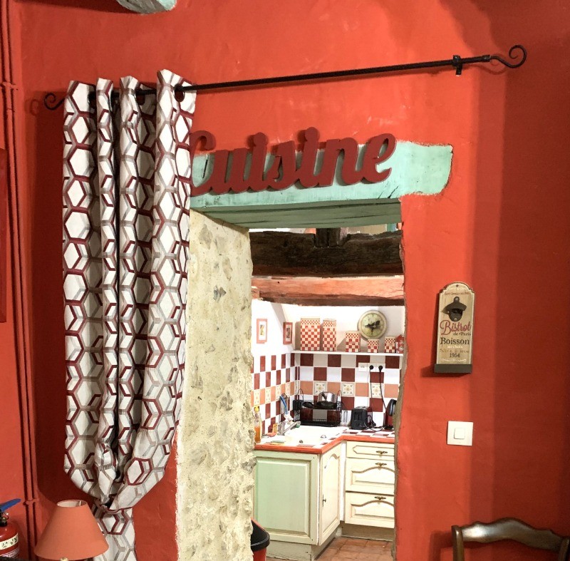 A gauche du séjour, entrée de la cuisine indépendante et parfaitement fonctionnelle, très bien équipée pour la préparation de repas pour 8 personnes.