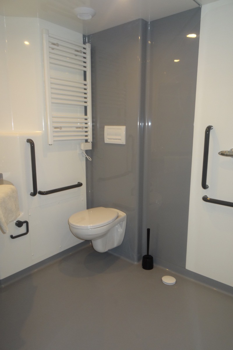 salle d’eau adaptée à l’accueil des personnes à mobilité réduite. – Douche
– Lavabo
– WC
– Sèche serviette