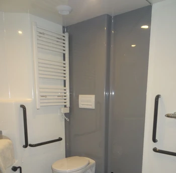 salle d’eau adaptée à l’accueil des personnes à mobilité réduite. – Douche
– Lavabo
– WC
– Sèche serviette