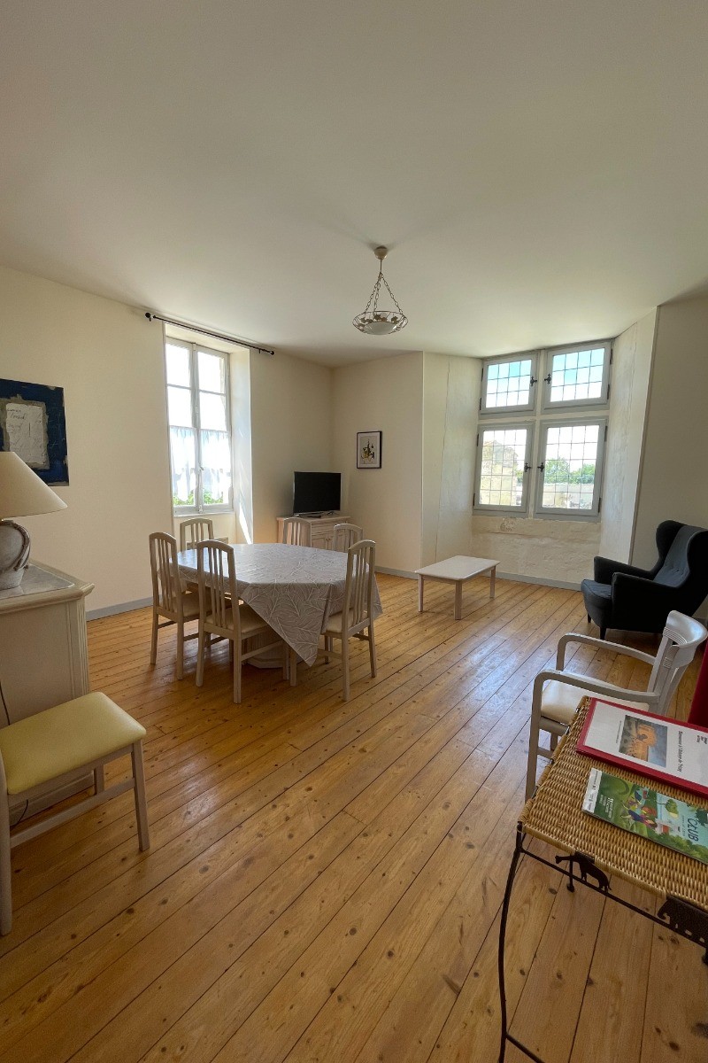 La salle à manger et salon du gîte Artemesia