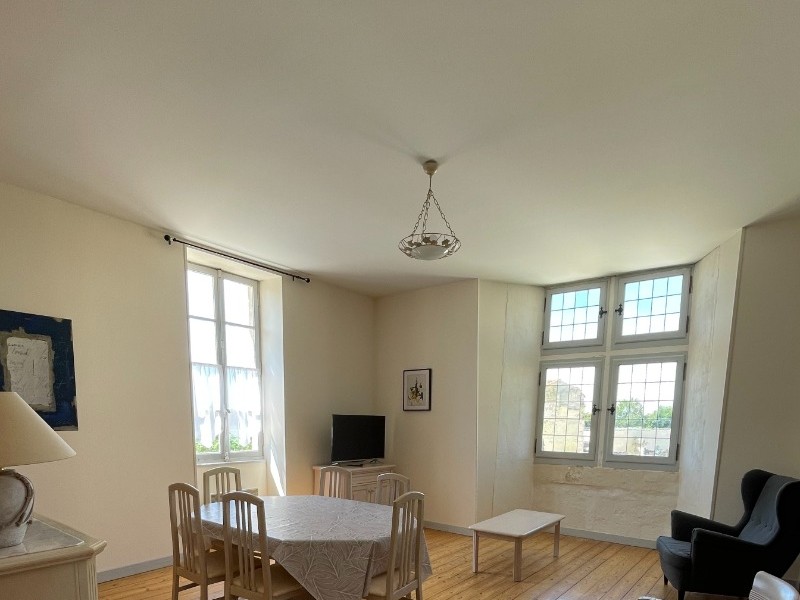 La salle à manger et salon du gîte Artemesia