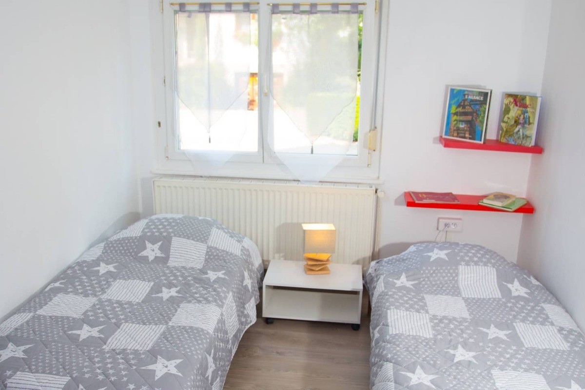 Une chambre avec 2 lits simples.
