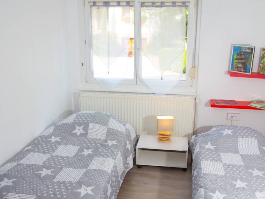 Une chambre avec 2 lits simples.