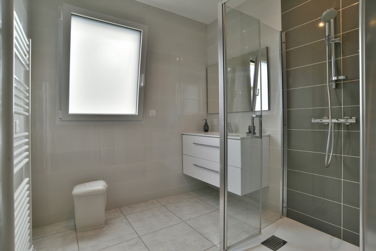 Salle d'eau avec douche grande dimension. WC indépendant.