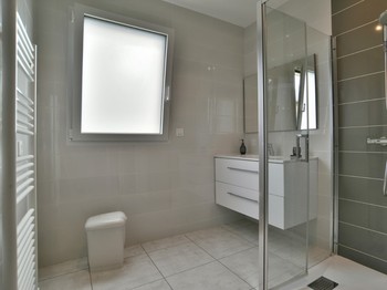 Salle d'eau avec douche grande dimension. WC indépendant.