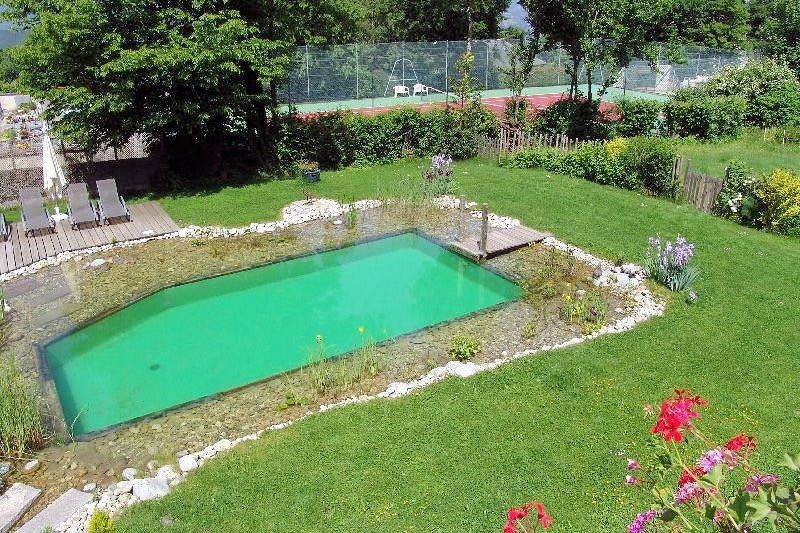 La Piscine naturelle et le Tennis