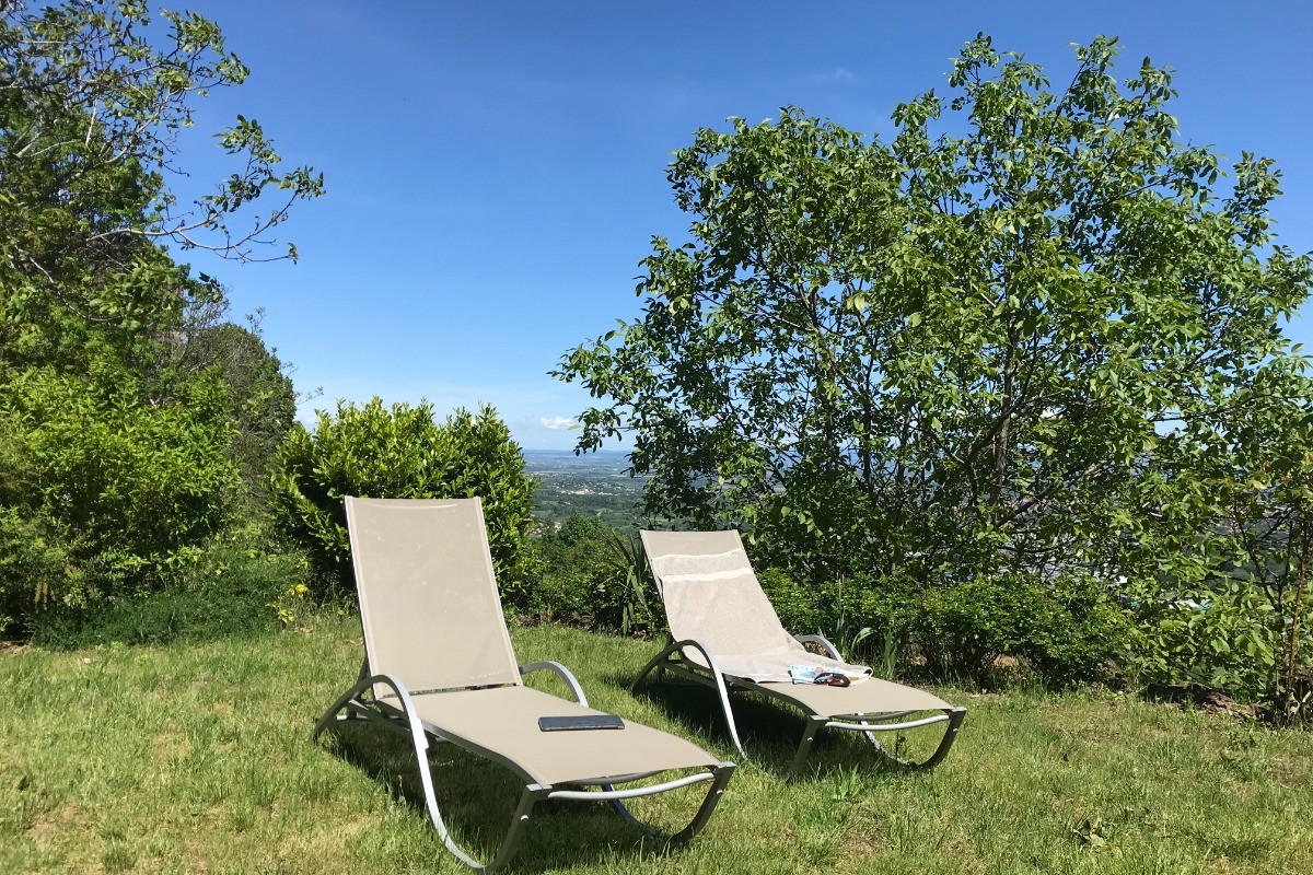 Gite Les Châtaignes - Volvic - Puy de Dome - Détente dans le jardin privé du gîte avec vue panoramique