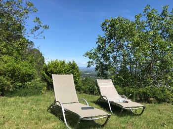 Gite Les Châtaignes - Volvic - Puy de Dome - Détente dans le jardin privé du gîte avec vue panoramique