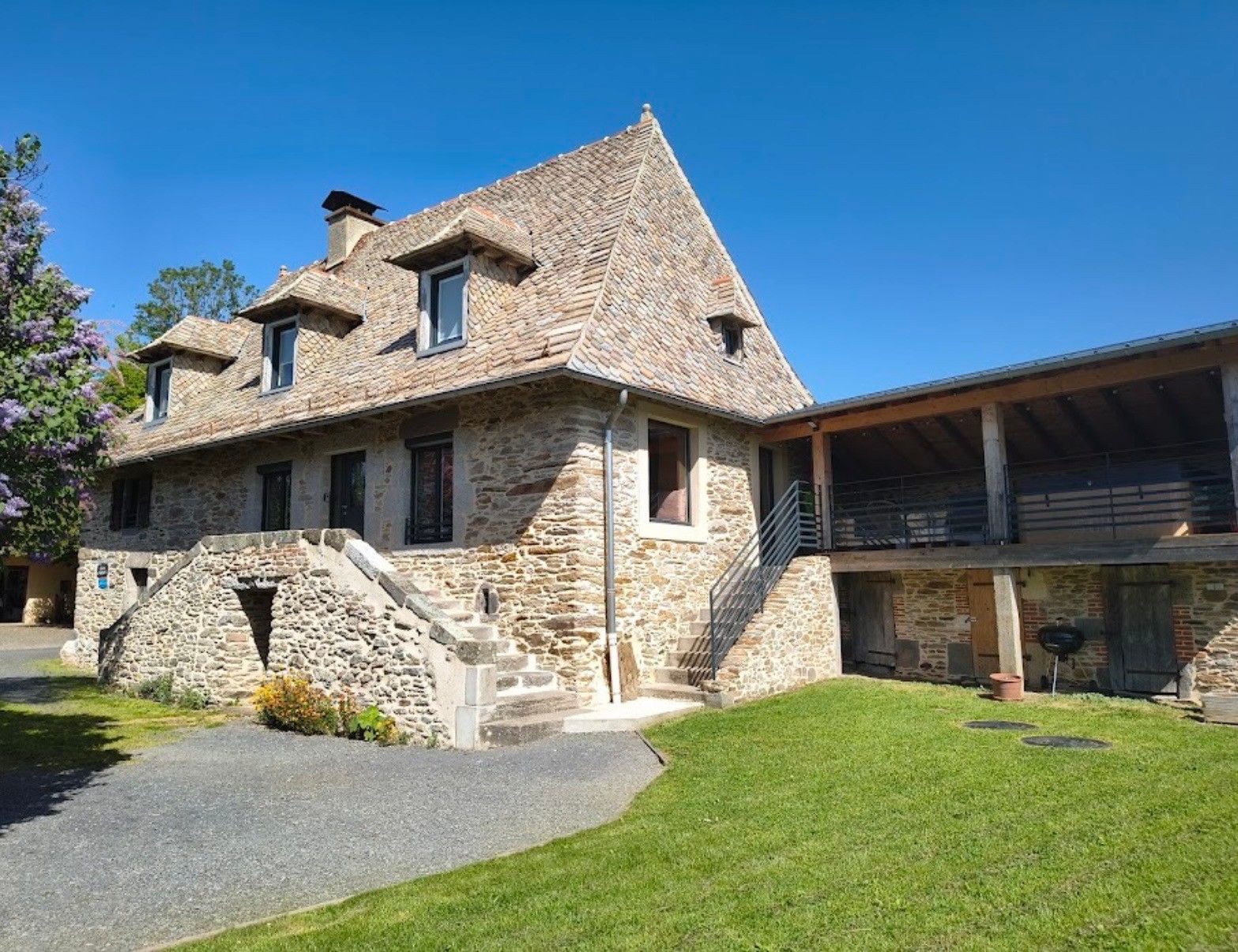 Stone and slate gîte with character in Arpajon-sur-Cère