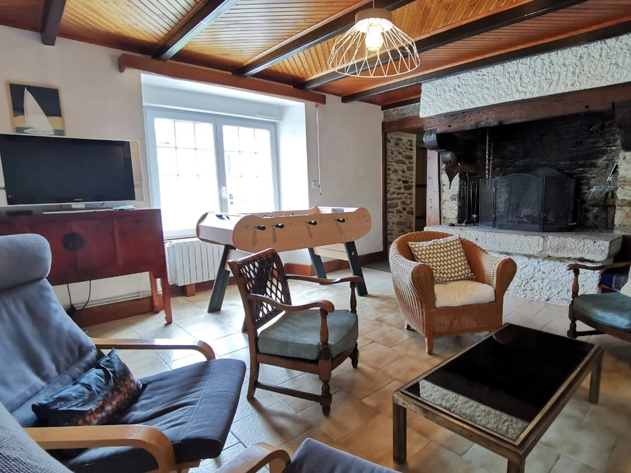 RDC : Salon indépendant avec TV et baby-foot