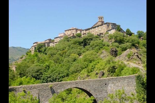 15 km et vous venez admirer le beau village d'Antraïgue cher à FERRAT