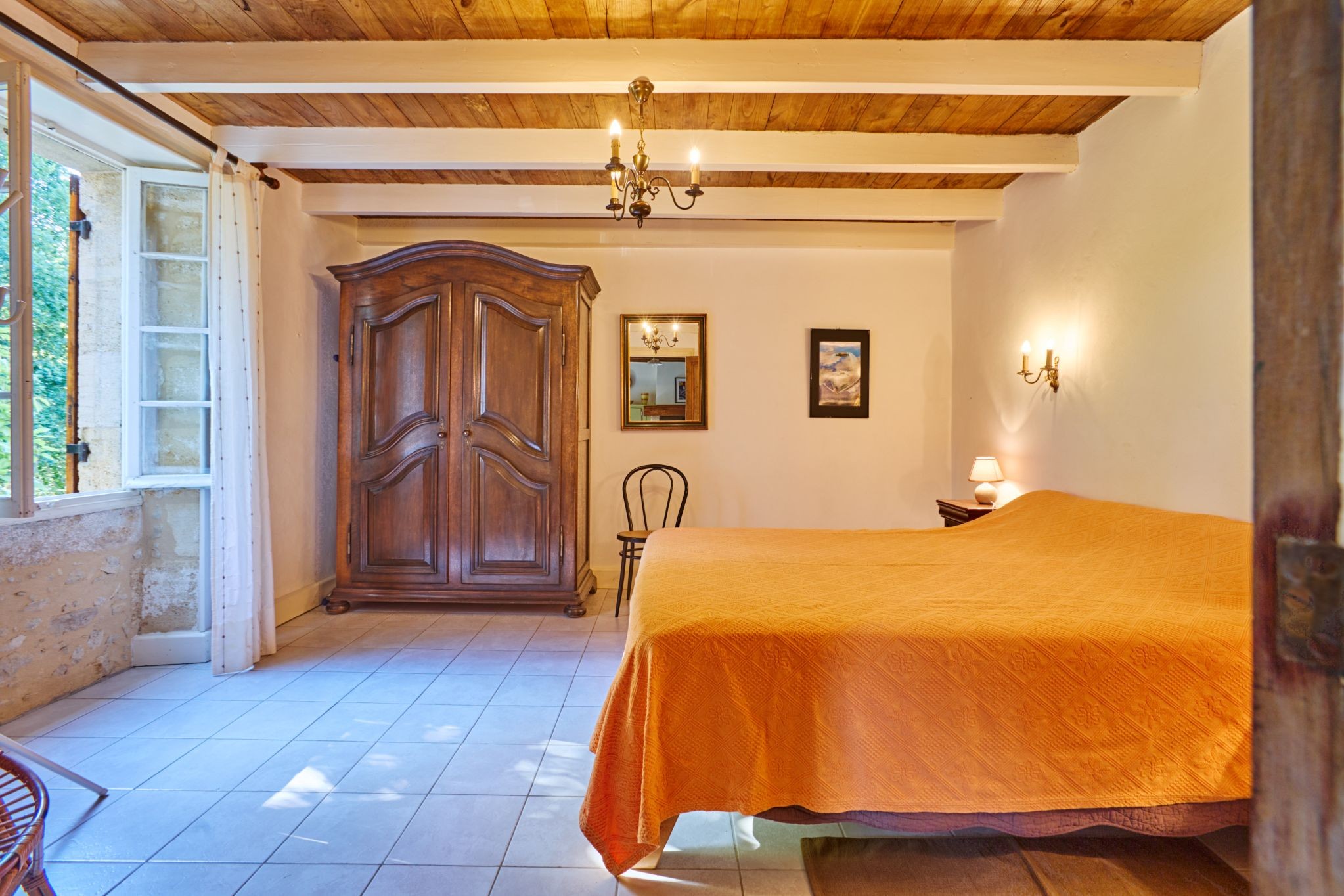 La chambre au rez de chaussée vue depuis la salle à manger