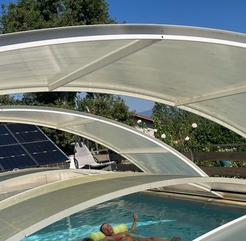 L'ouverture de la piscine est modulable.